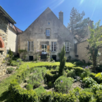 Maison ancienne avec jardin à Semur en Auxois