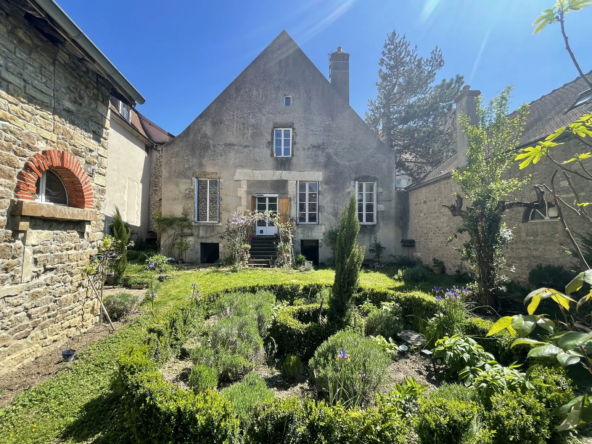 Maison ancienne avec jardin à Semur en Auxois