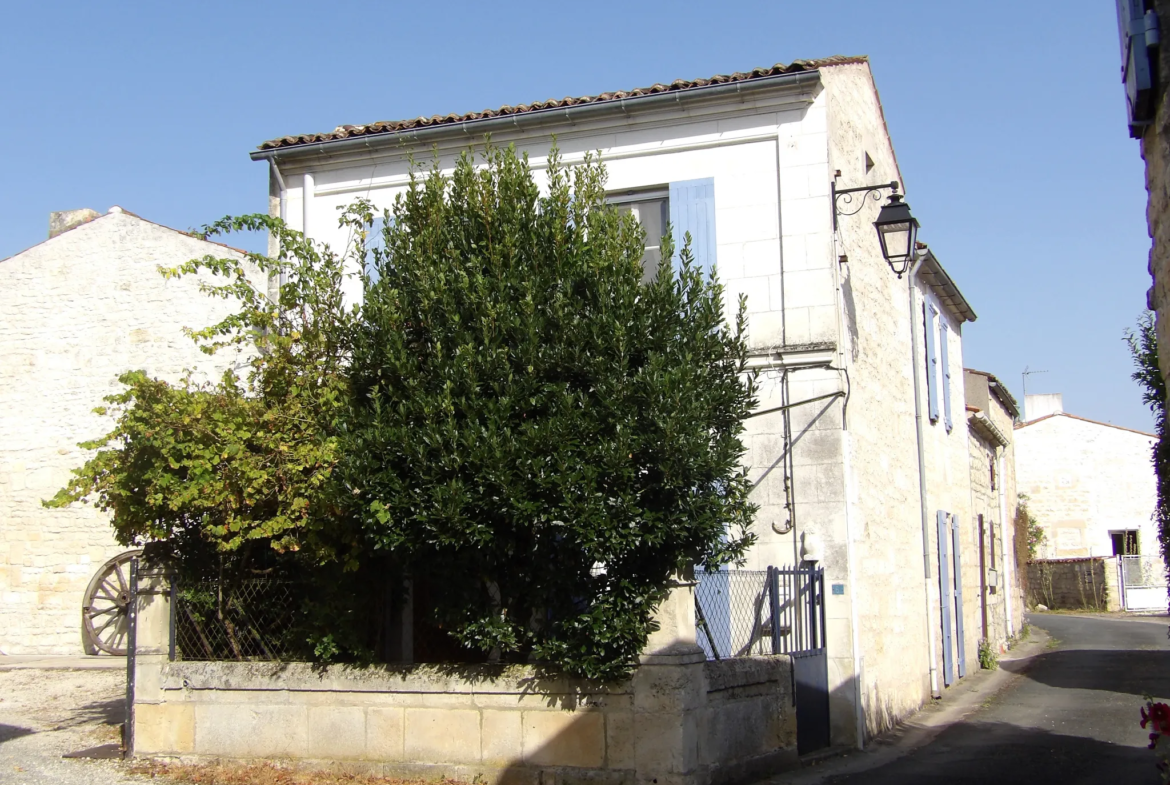 Maison Charentaise à CRAZANNES avec Cour 