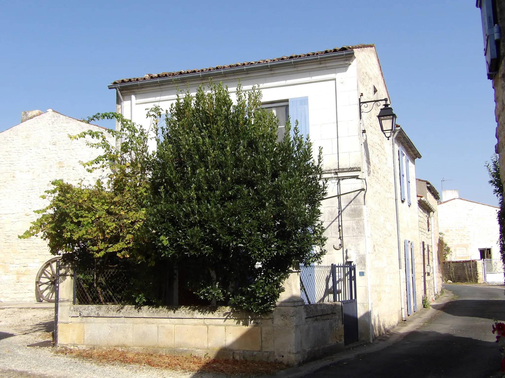 Maison Charentaise à CRAZANNES avec Cour 