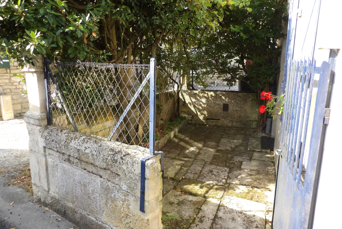 Maison Charentaise à CRAZANNES avec Cour 