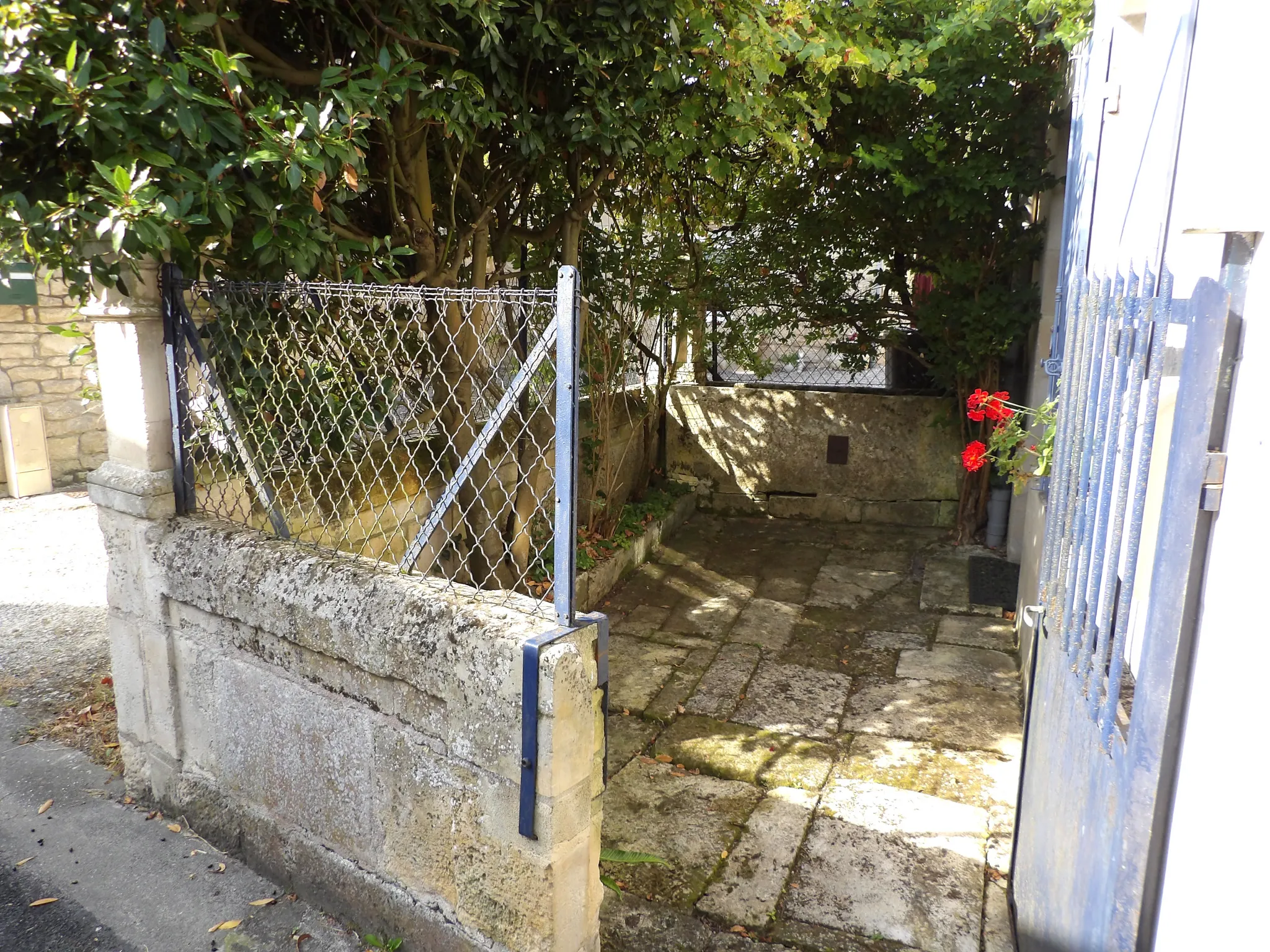 Maison Charentaise à CRAZANNES avec Cour 