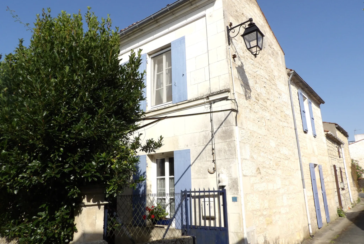 Maison Charentaise à CRAZANNES avec Cour 