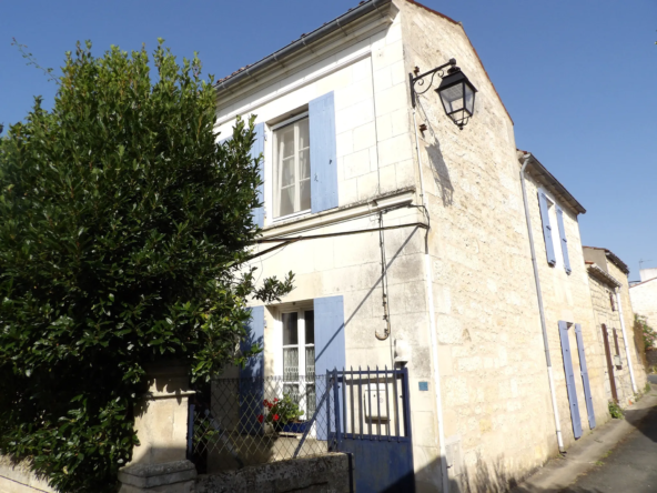 Maison Charentaise à CRAZANNES avec Cour