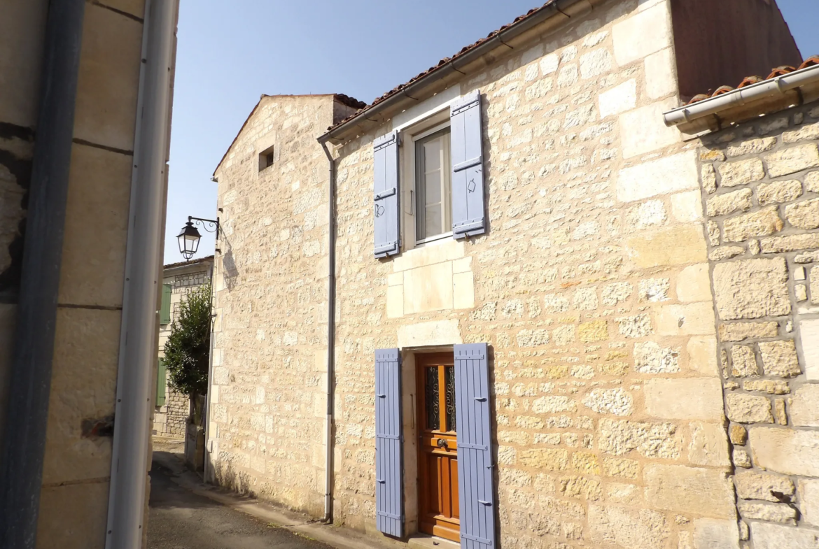 Maison Charentaise à CRAZANNES avec Cour 