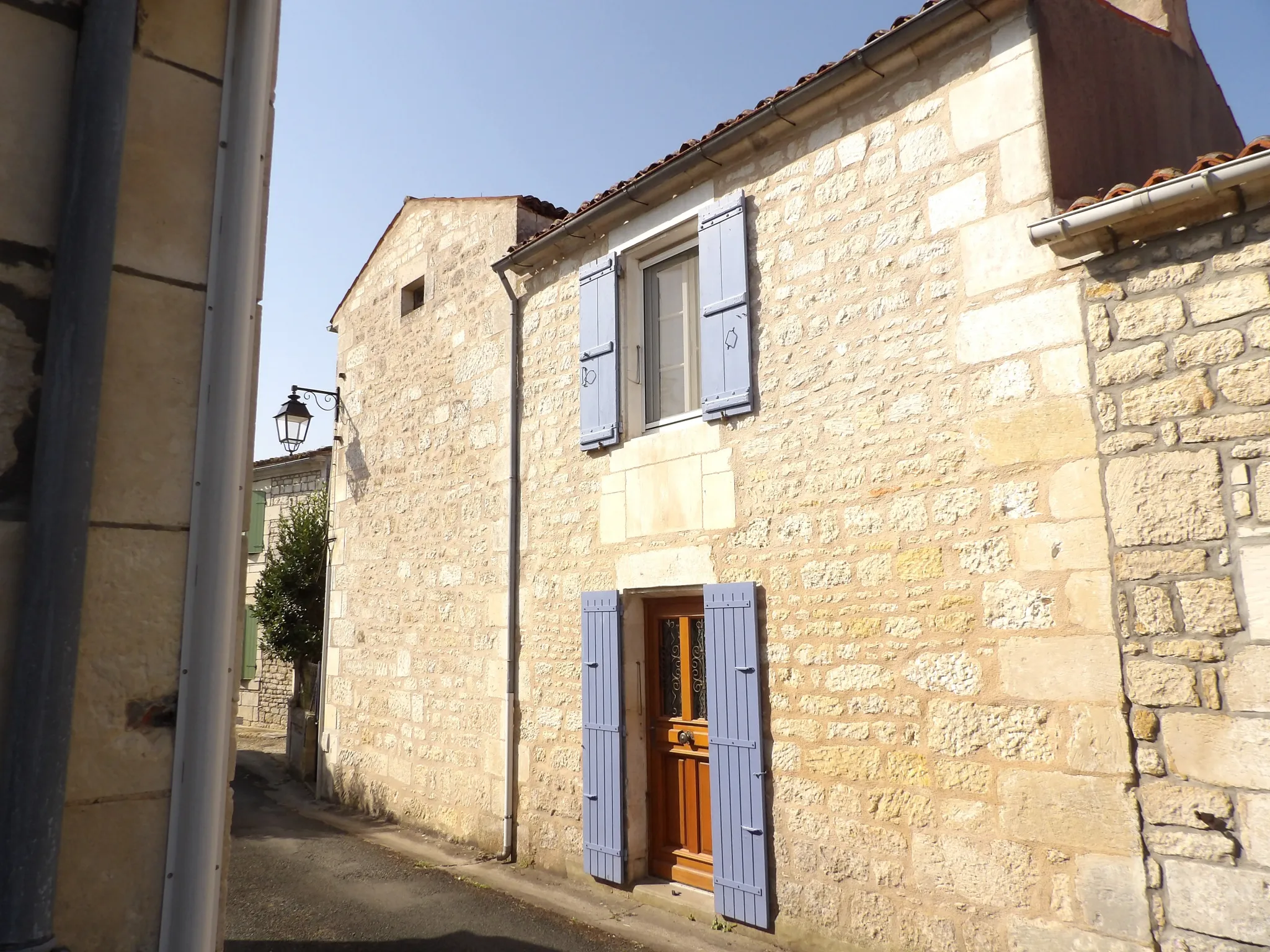 Maison Charentaise à CRAZANNES avec Cour 