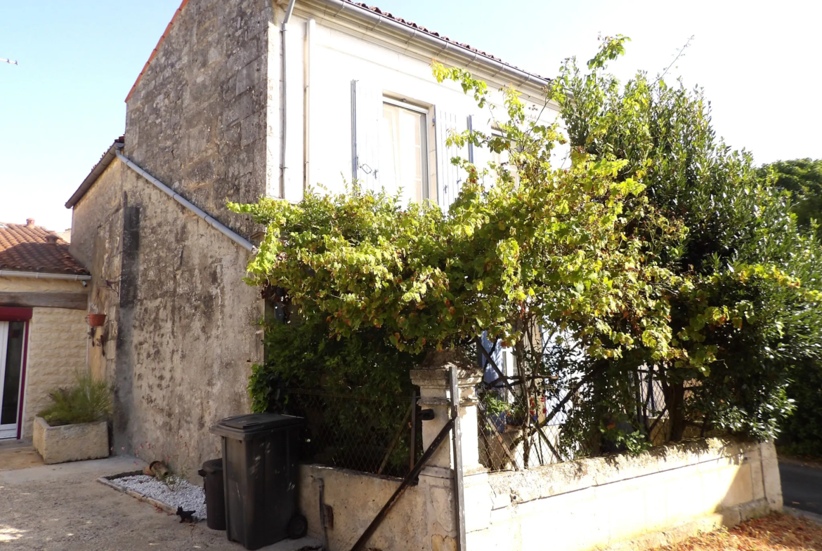 Maison Charentaise à CRAZANNES avec Cour 