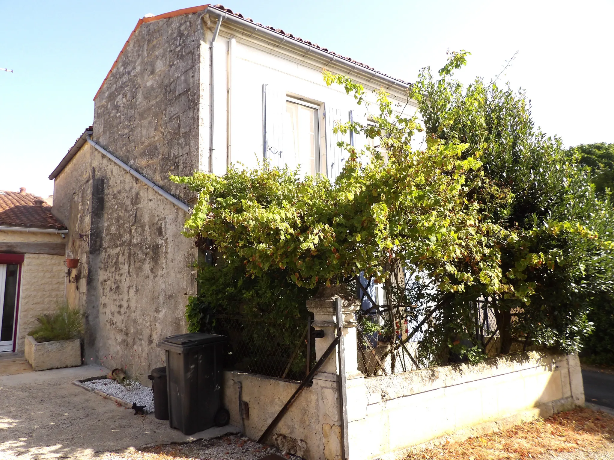 Maison Charentaise à CRAZANNES avec Cour 