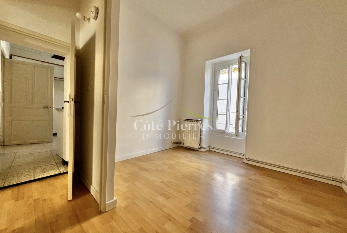 Spacious T4 Apartment in Nimes with Garage 