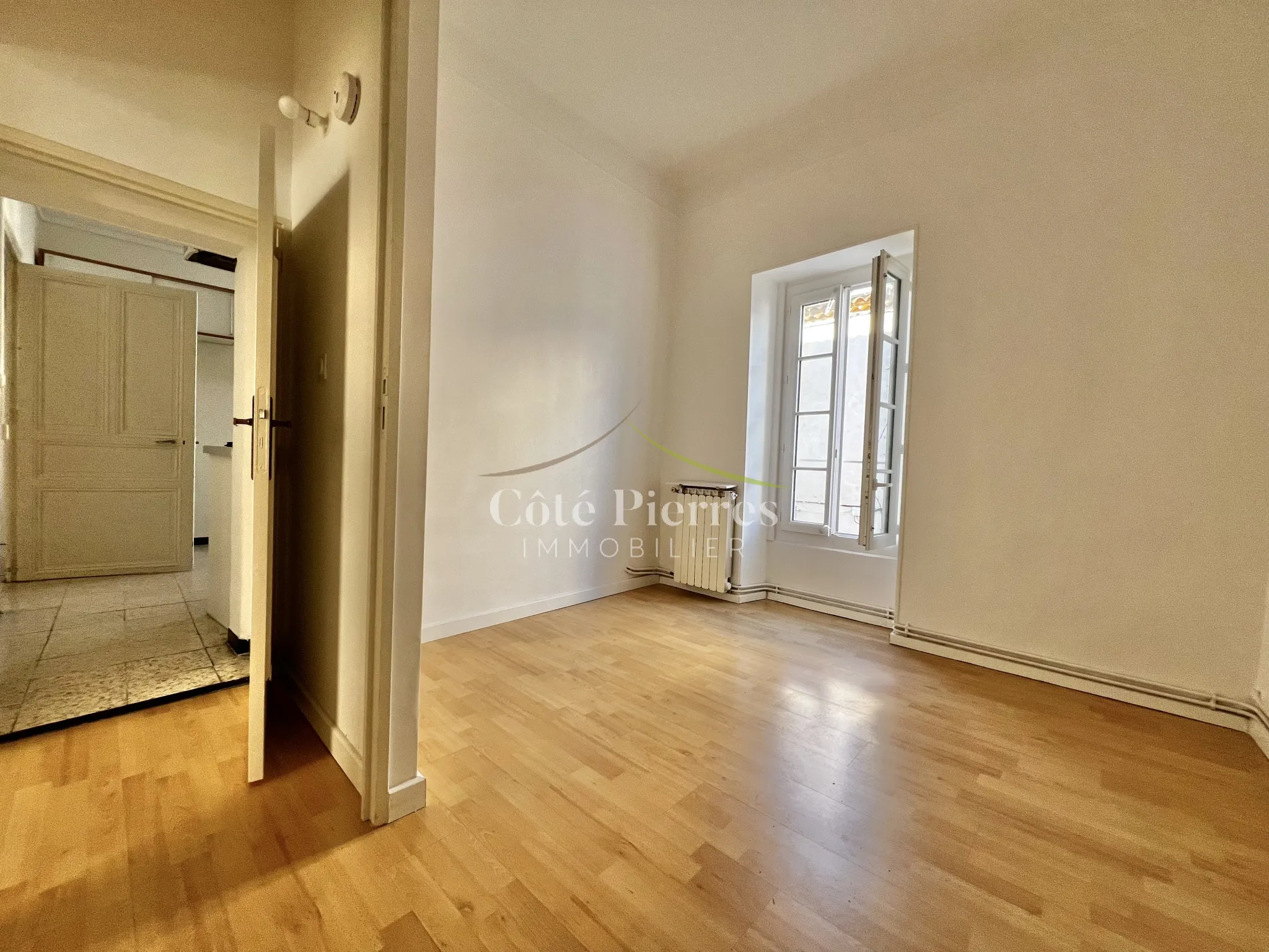 Spacious T4 Apartment in Nimes with Garage 