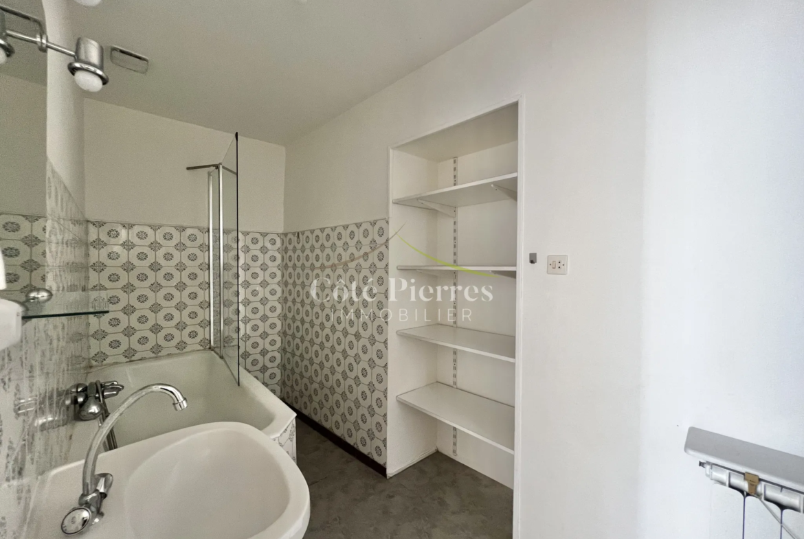 Spacious T4 Apartment in Nimes with Garage 