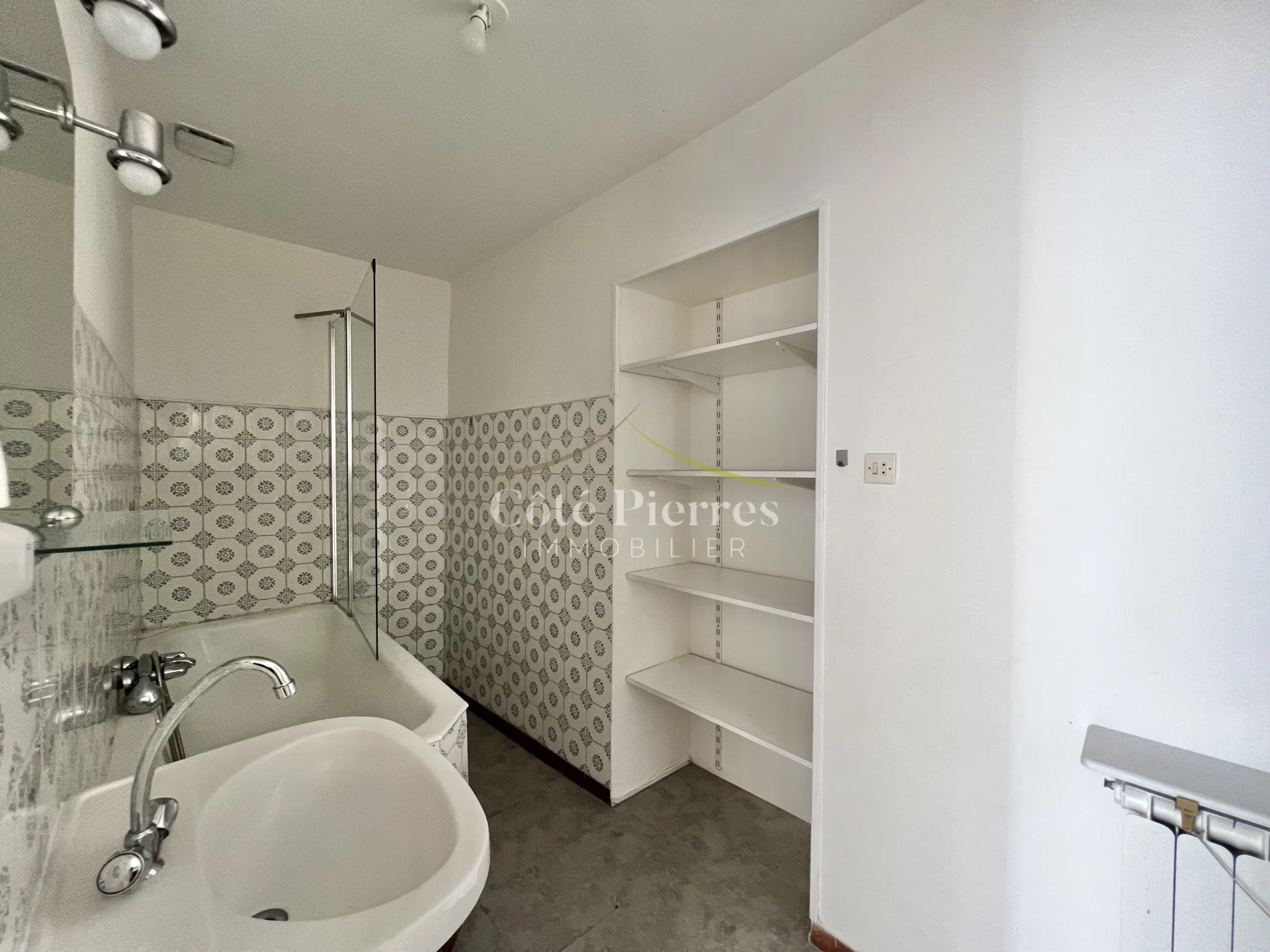 Spacious T4 Apartment in Nimes with Garage 