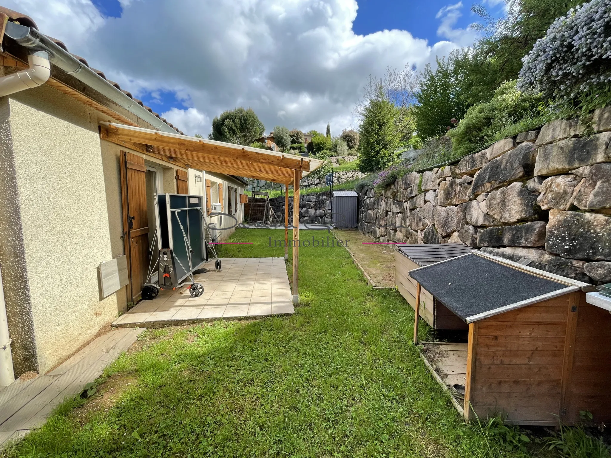 Villa de plain pied avec terrain attenant et piscine hors sol à Amplepuis 