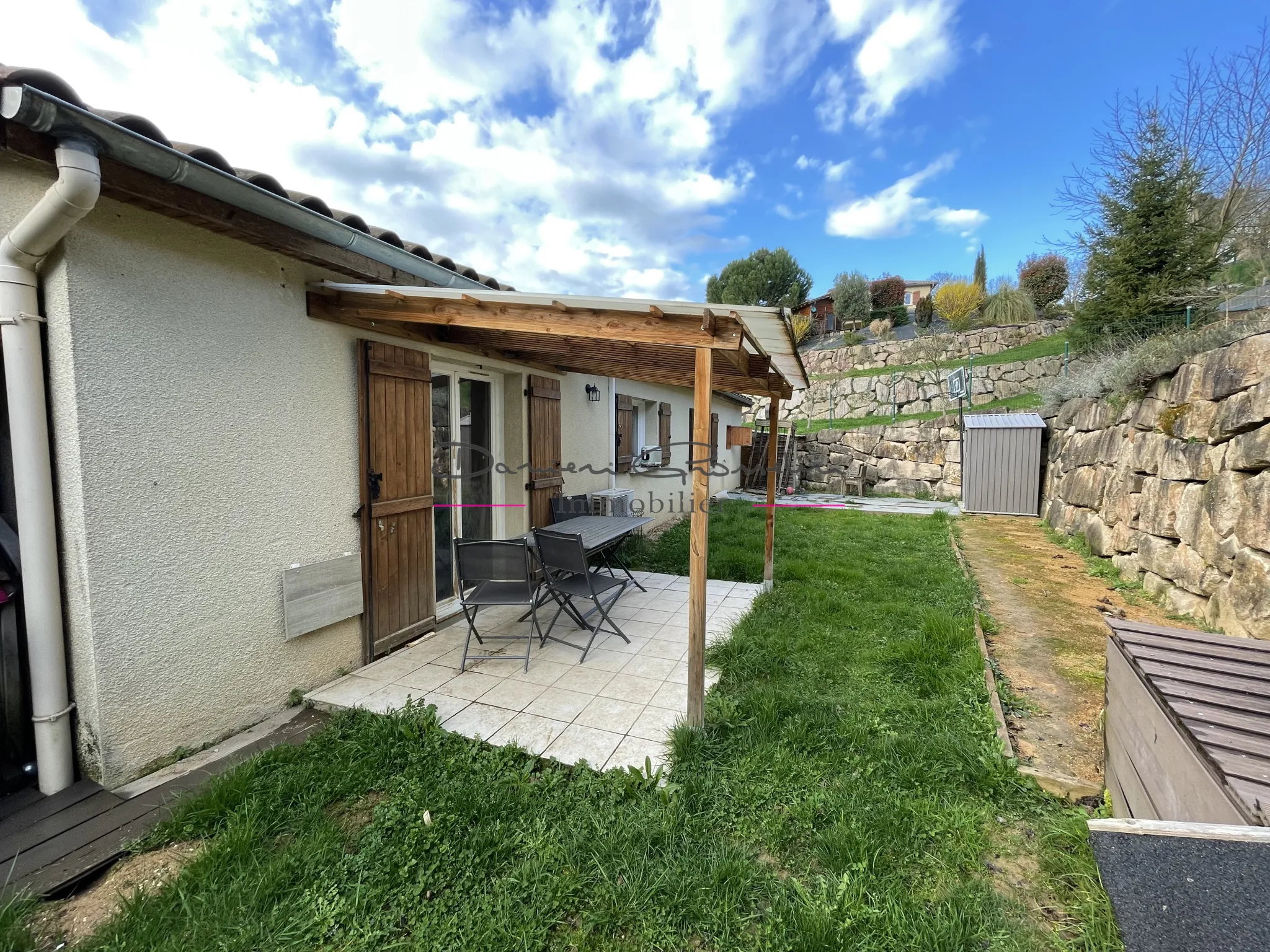 Villa de plain pied avec terrain attenant et piscine hors sol à Amplepuis 