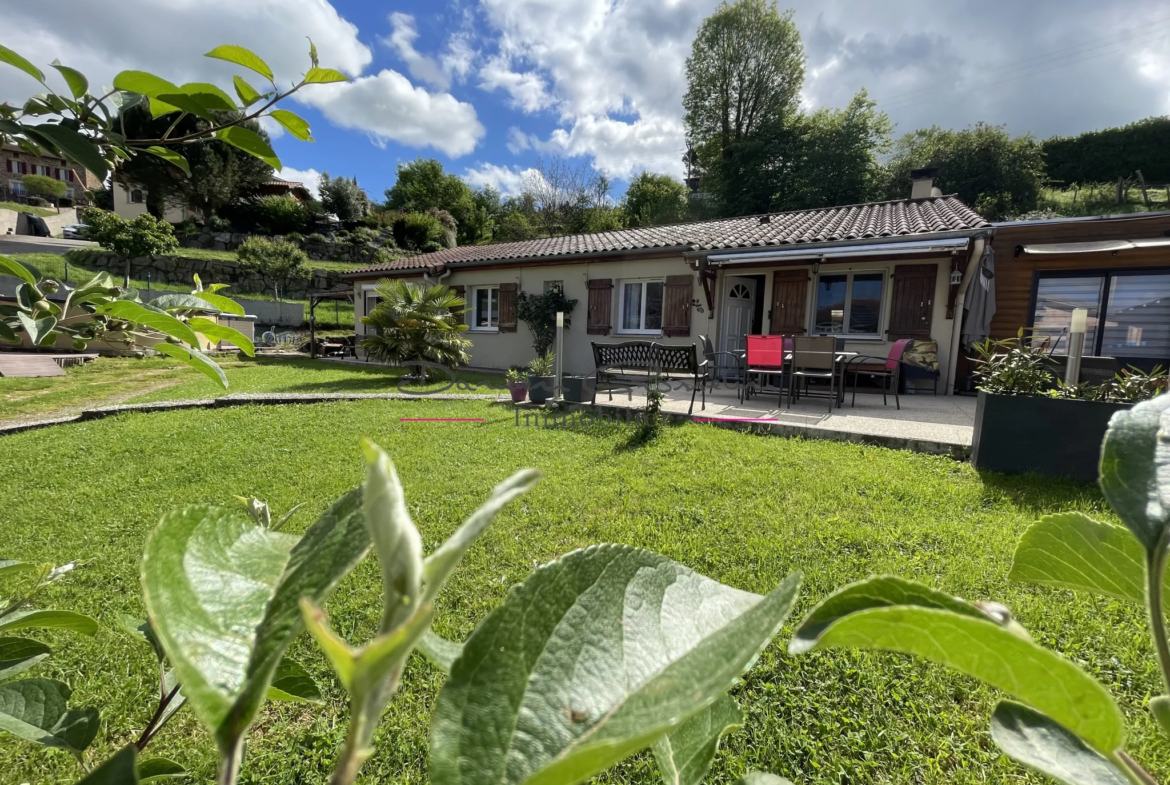 Villa de plain pied avec terrain attenant et piscine hors sol à Amplepuis 