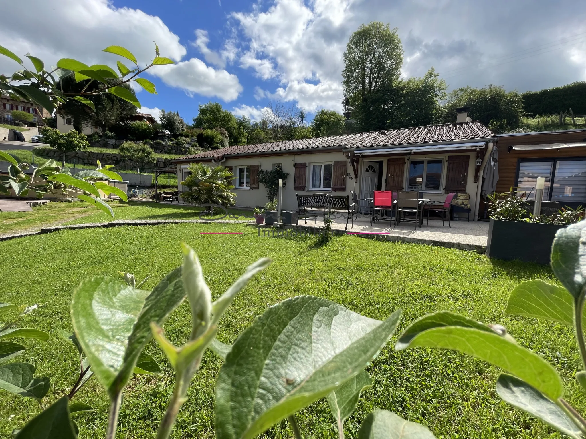 Villa de plain pied avec terrain attenant et piscine hors sol à Amplepuis 