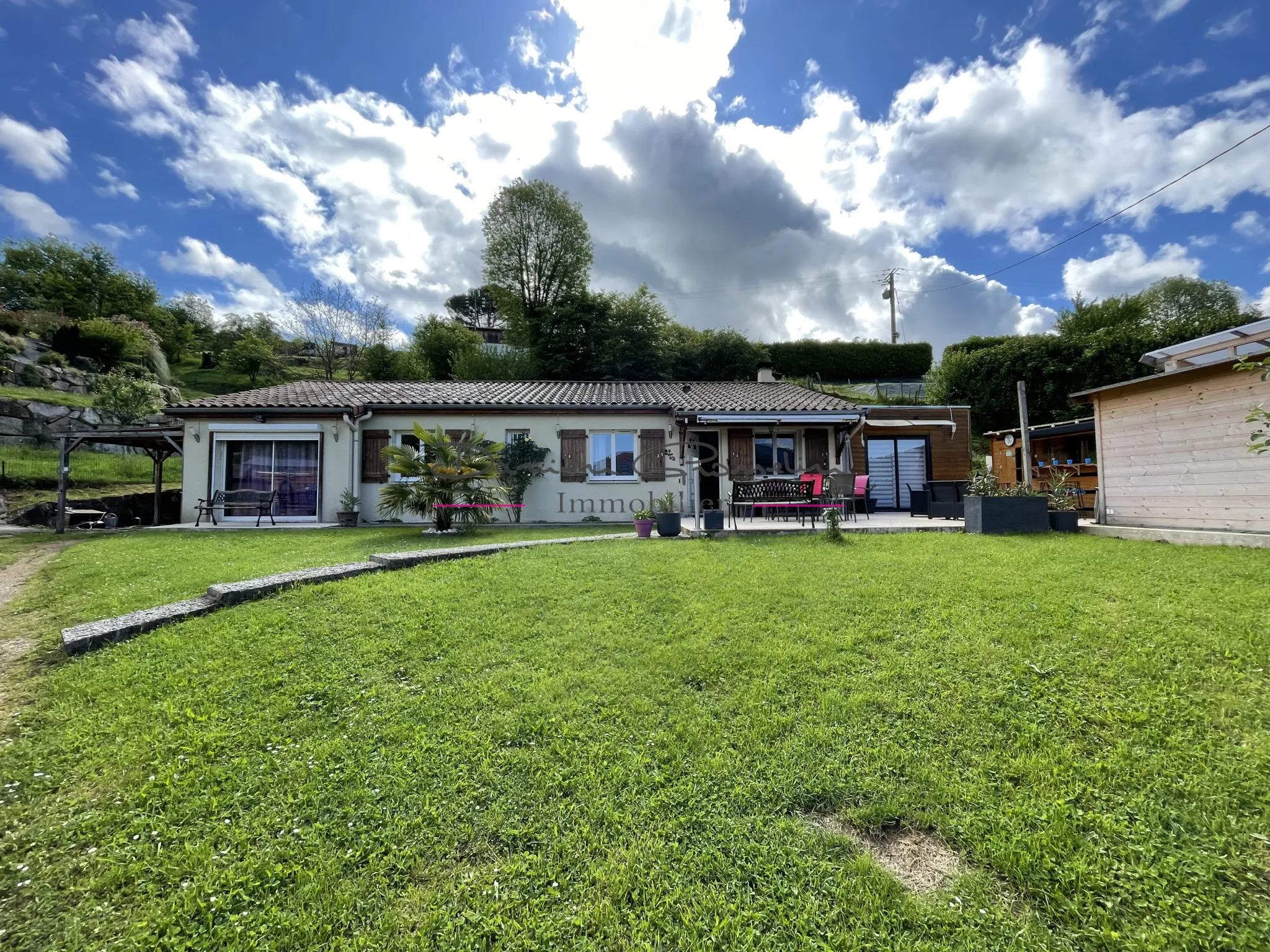 Villa de plain pied avec terrain attenant et piscine hors sol à Amplepuis 