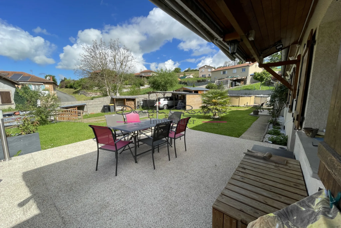 Villa de plain pied avec terrain attenant et piscine hors sol à Amplepuis 