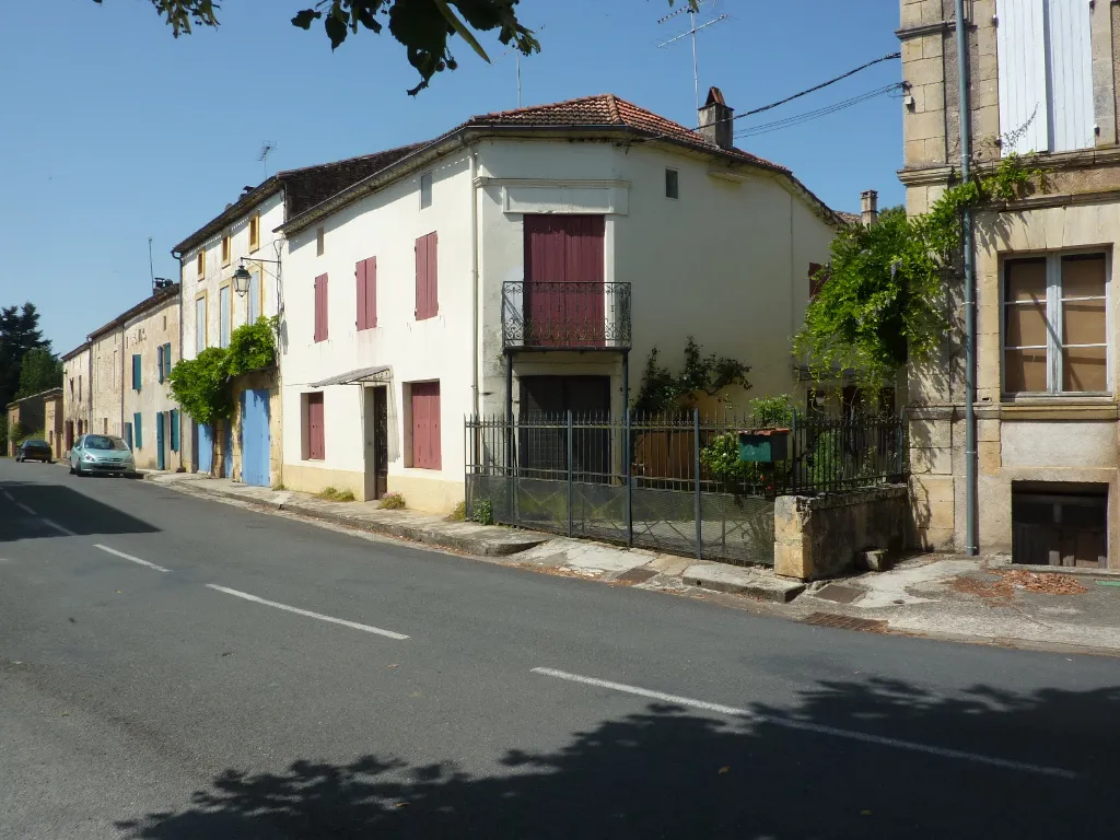 Belle maison de village à Lacapelle Biron avec cour privée 