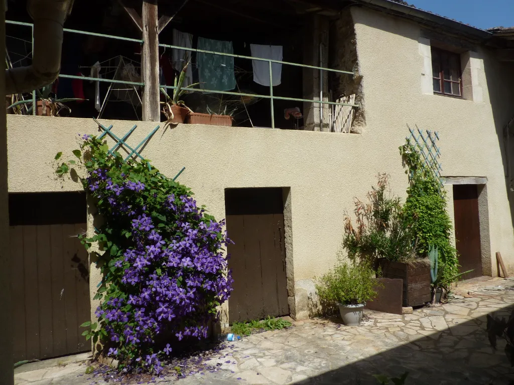 Belle maison de village à Lacapelle Biron avec cour privée 