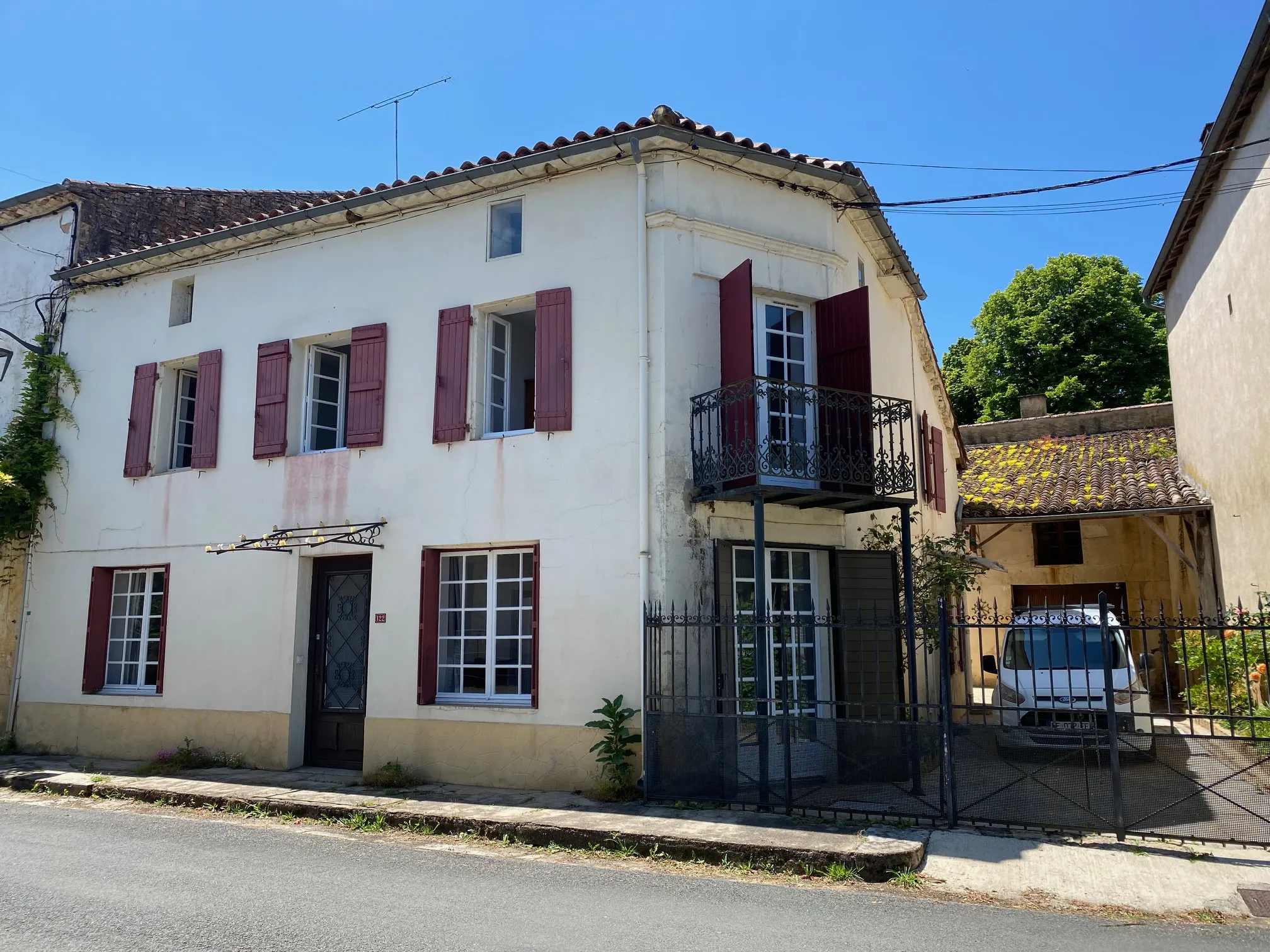 Belle maison de village à Lacapelle Biron avec cour privée 