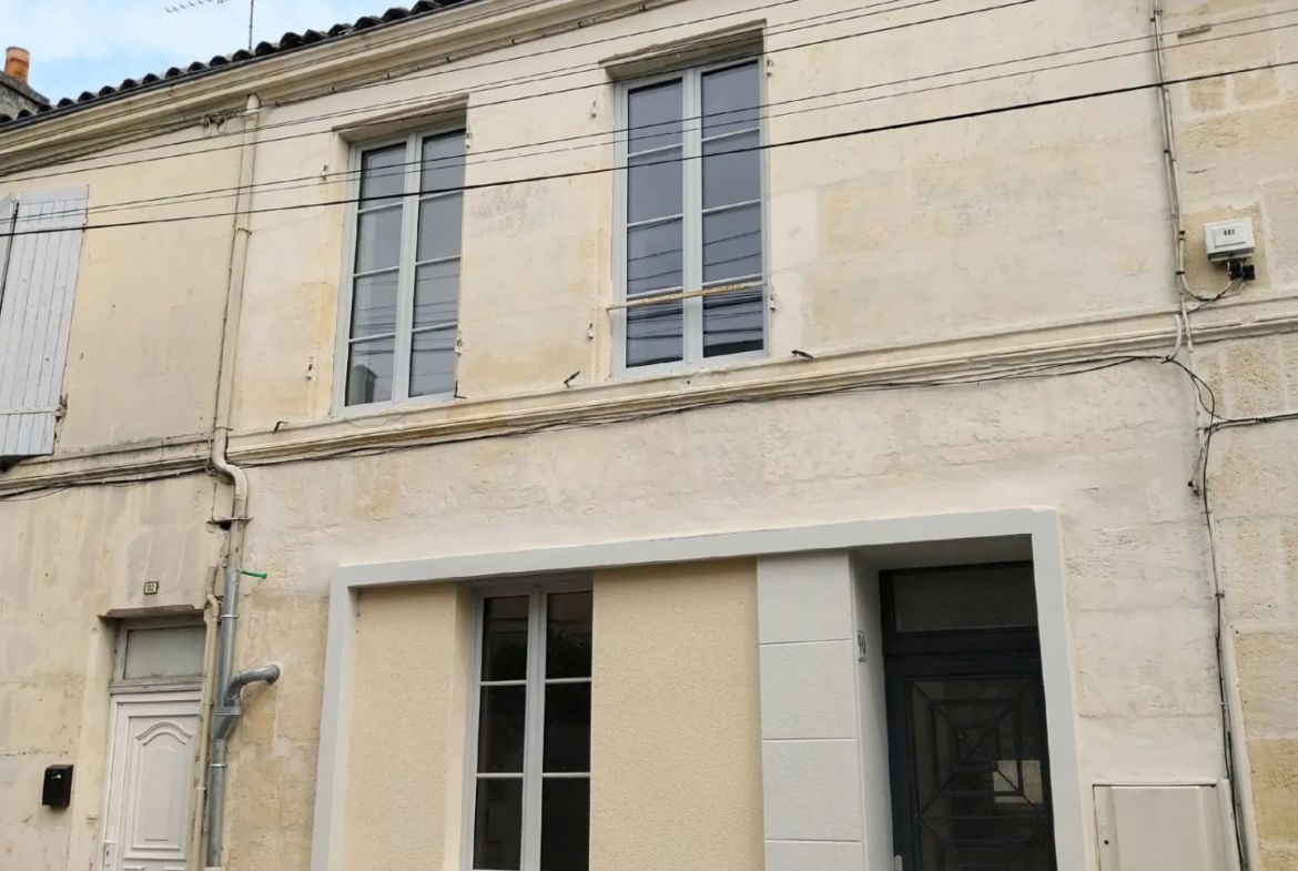 Maison de ville rénovée avec cour à Cognac 