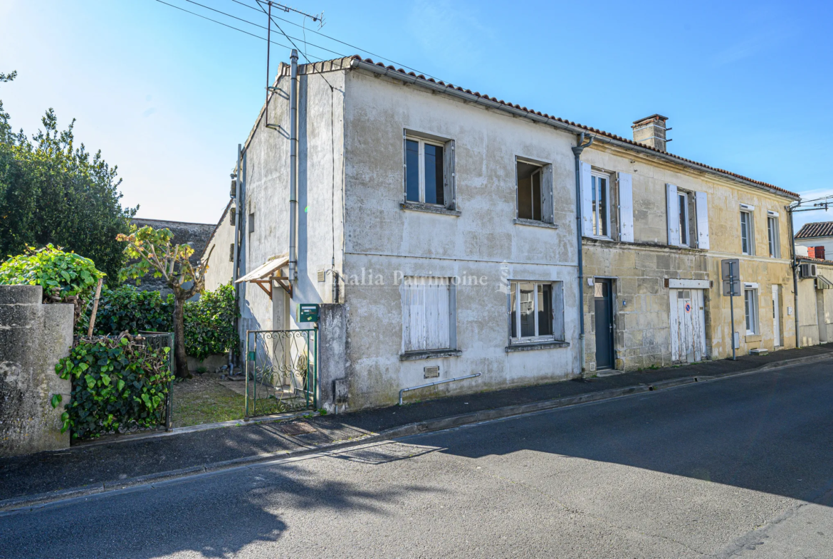 Maison de ville proche du centre-ville de Cognac à rafraîchir 