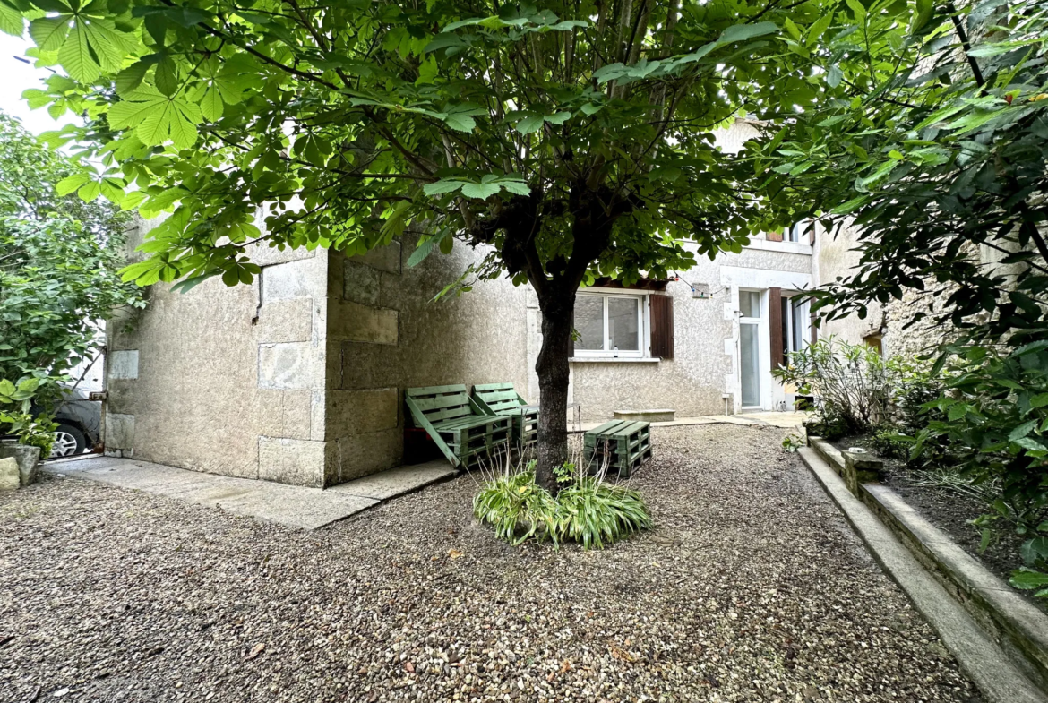 Ensemble immobilier unique avec maison d'habitation et studio à Cognac 