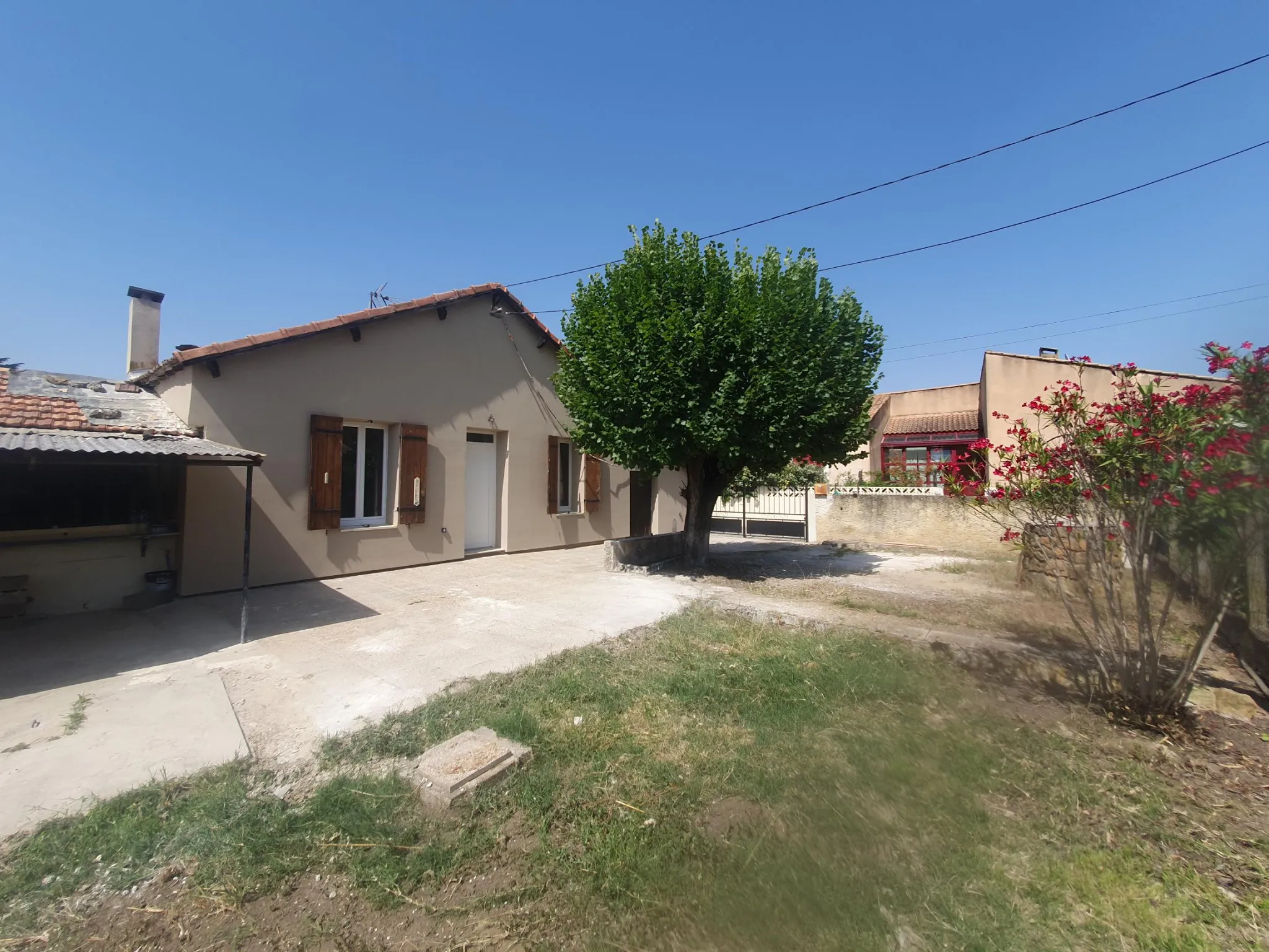 Maison de plain-pied rénovée avec 2 chambres à Orange 