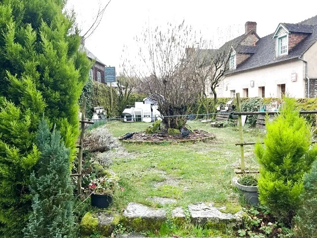 Immeuble de 180m2 avec restaurant et deux appartements à Saint-Céneri-le-Gérei 