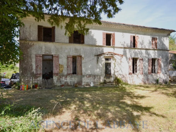 Maison Charentaise à Rénover avec 3 Chambres et Grand Terrain