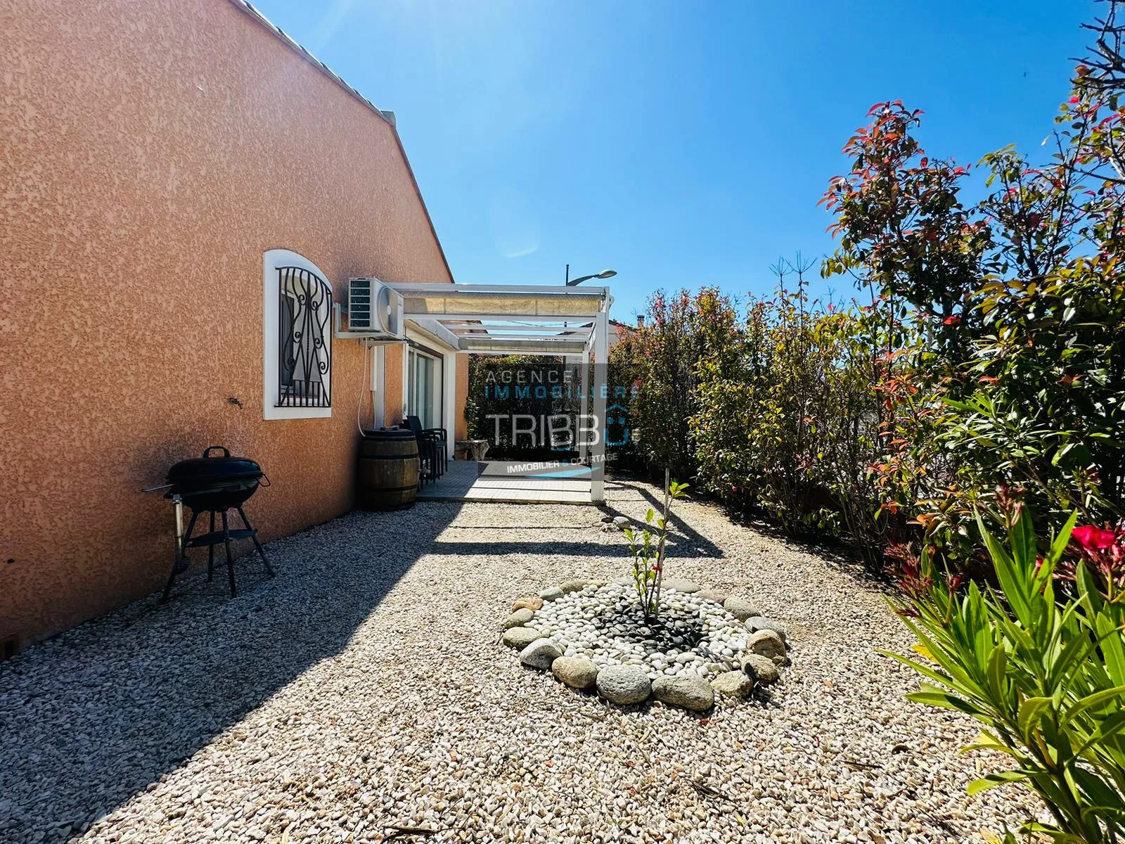 Villa moderne à Tresserre avec jardin et terrasse plein sud 