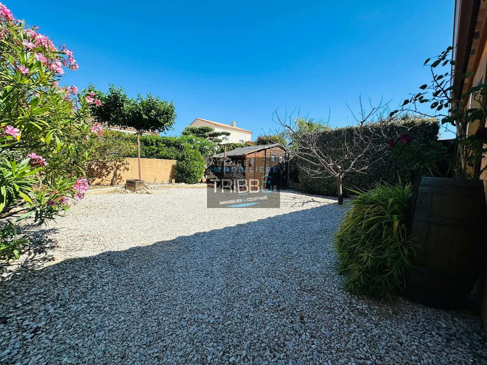 Villa moderne à Tresserre avec jardin et terrasse plein sud 