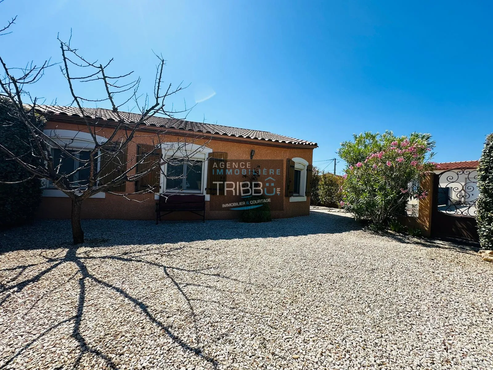 Villa moderne à Tresserre avec jardin et terrasse plein sud 