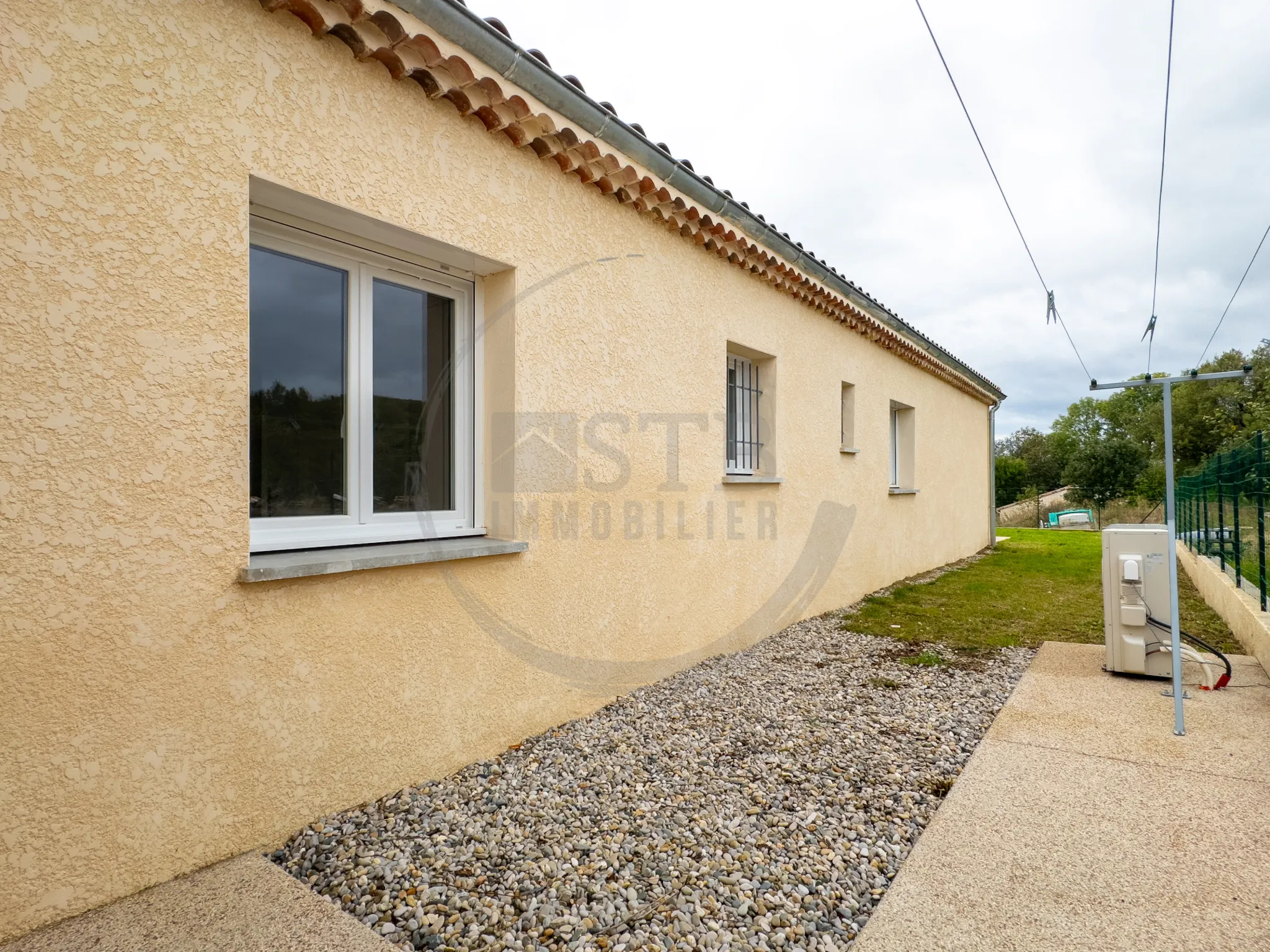 Maison plain-pied moderne à vendre à Pranles 