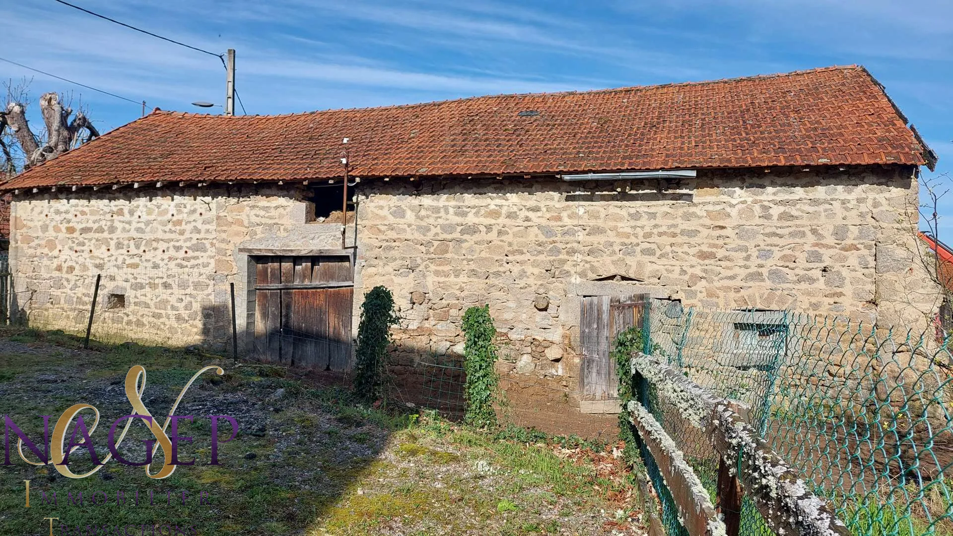 Maison en pierre avec grange et terrains à Le Mayet de Montagne 