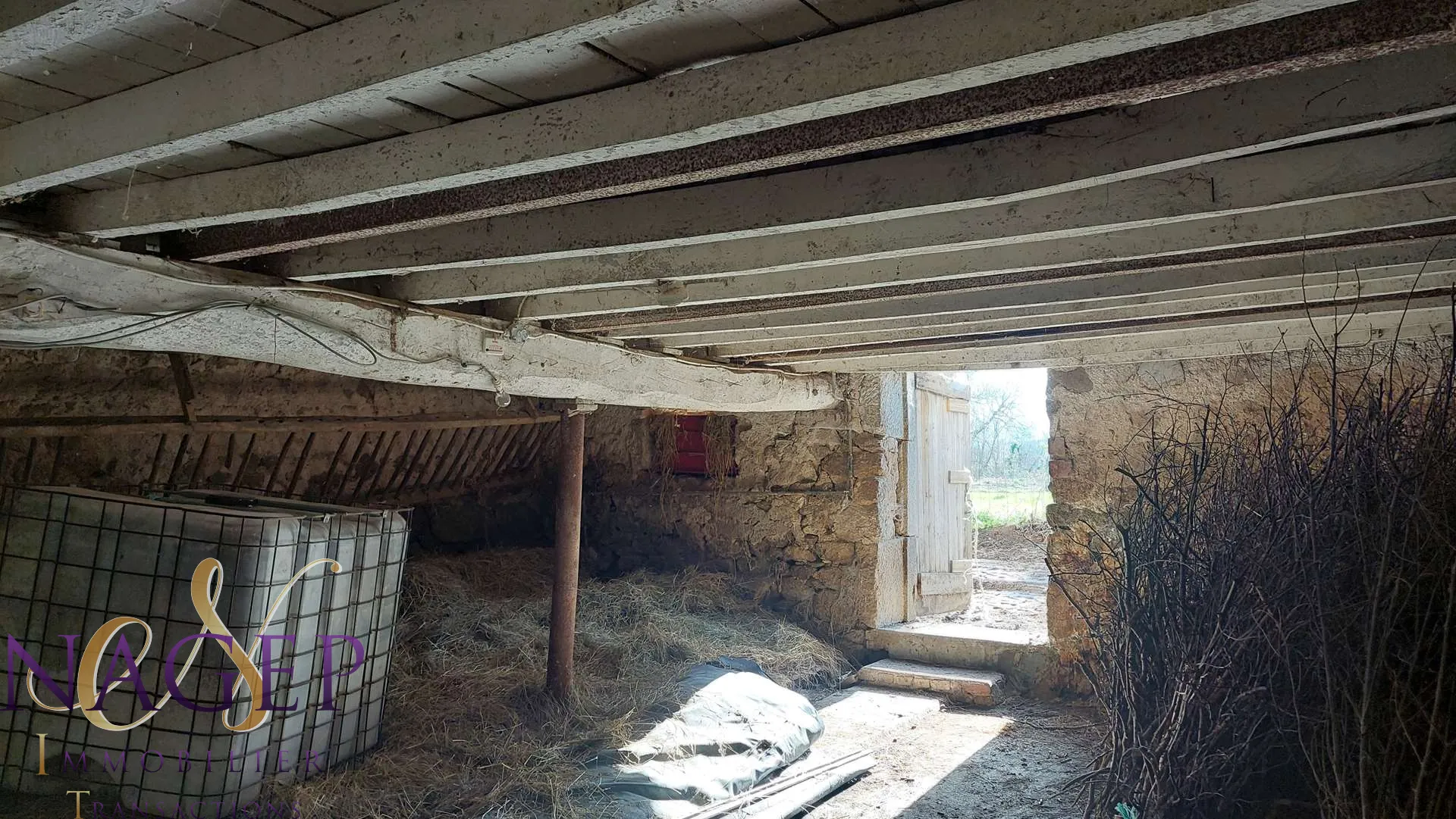 Maison en pierre avec grange et terrains à Le Mayet de Montagne 