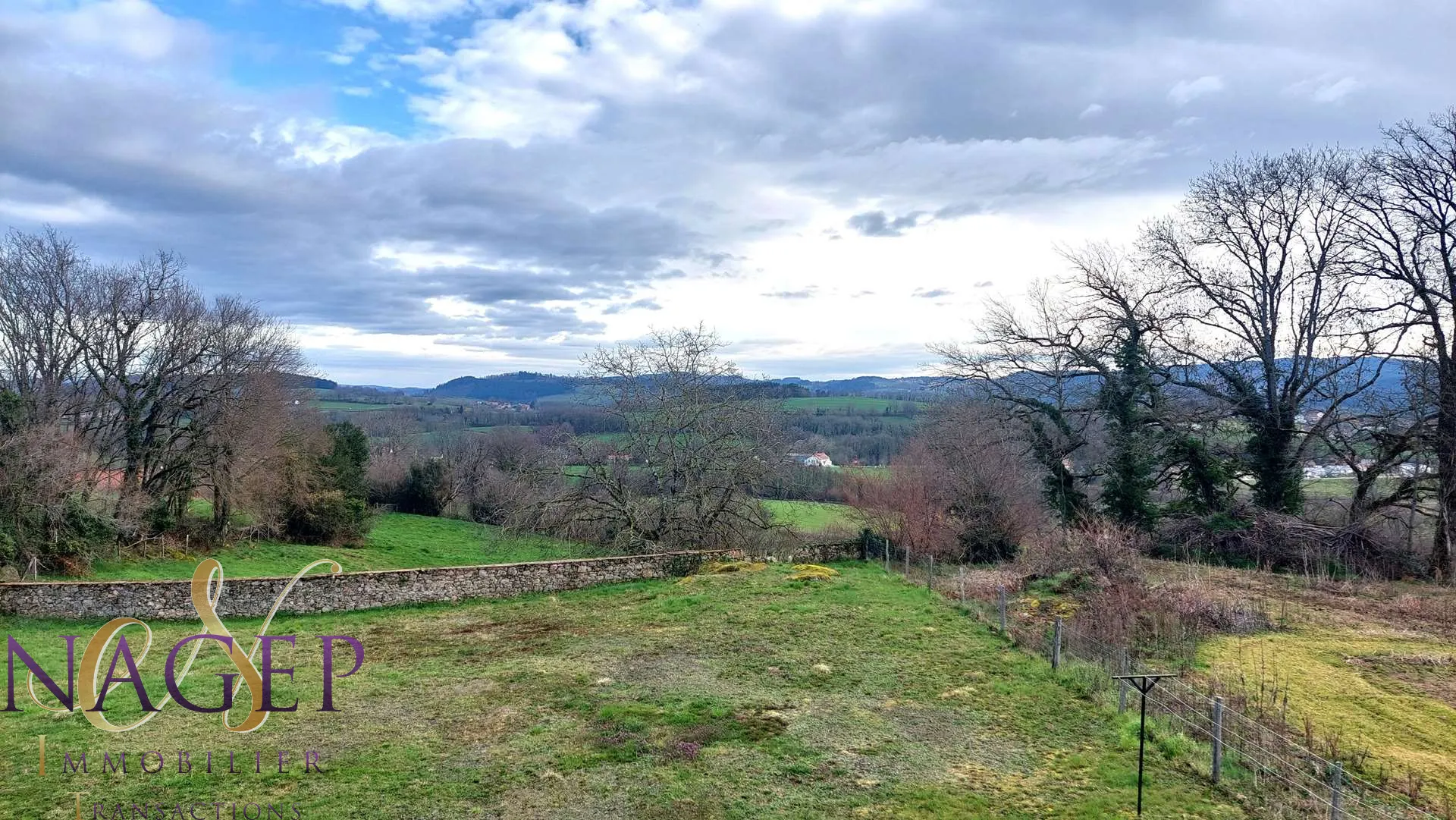 Maison en pierre avec grange et terrains à Le Mayet de Montagne 