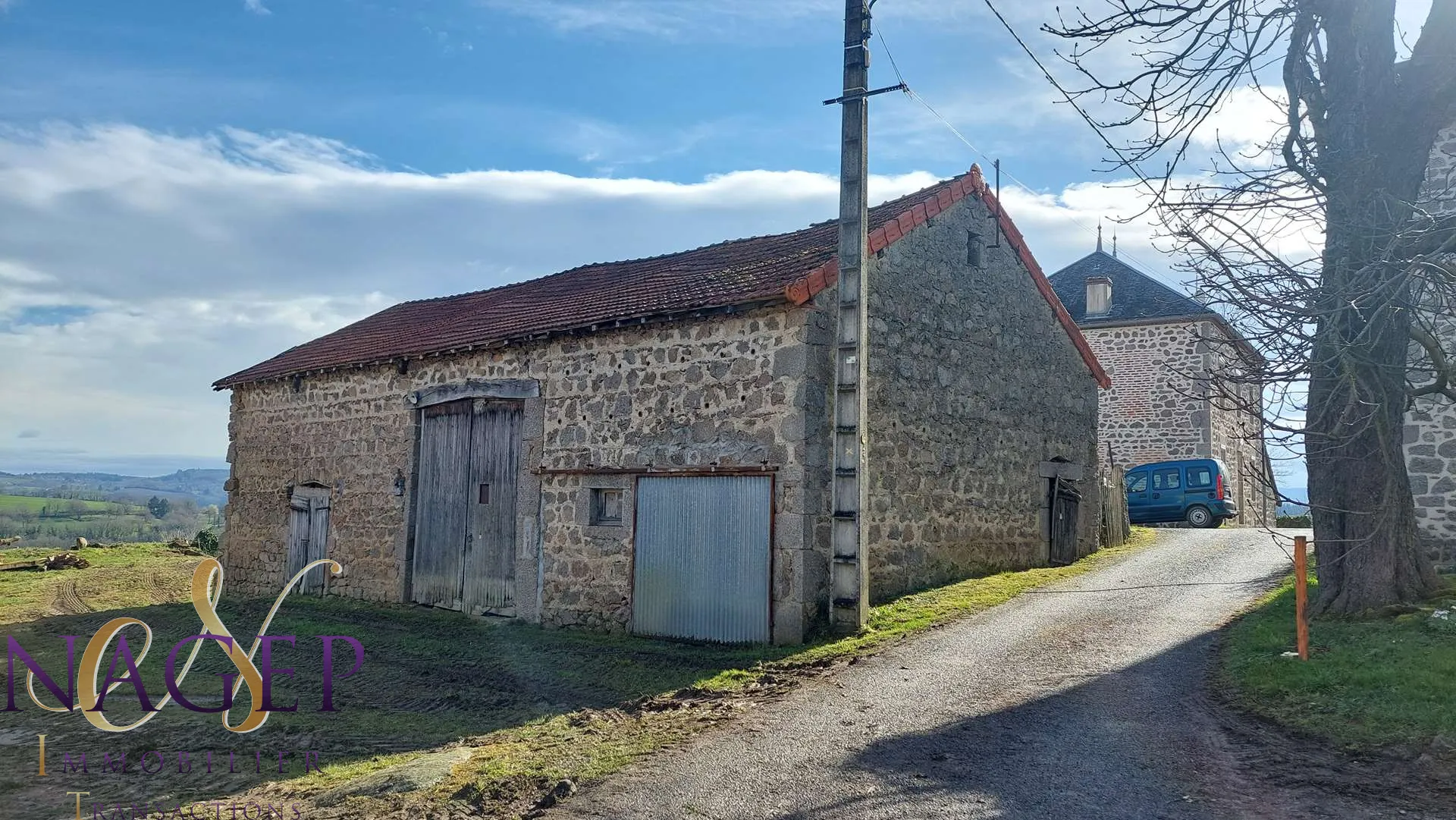 Maison en pierre avec grange et terrains à Le Mayet de Montagne 