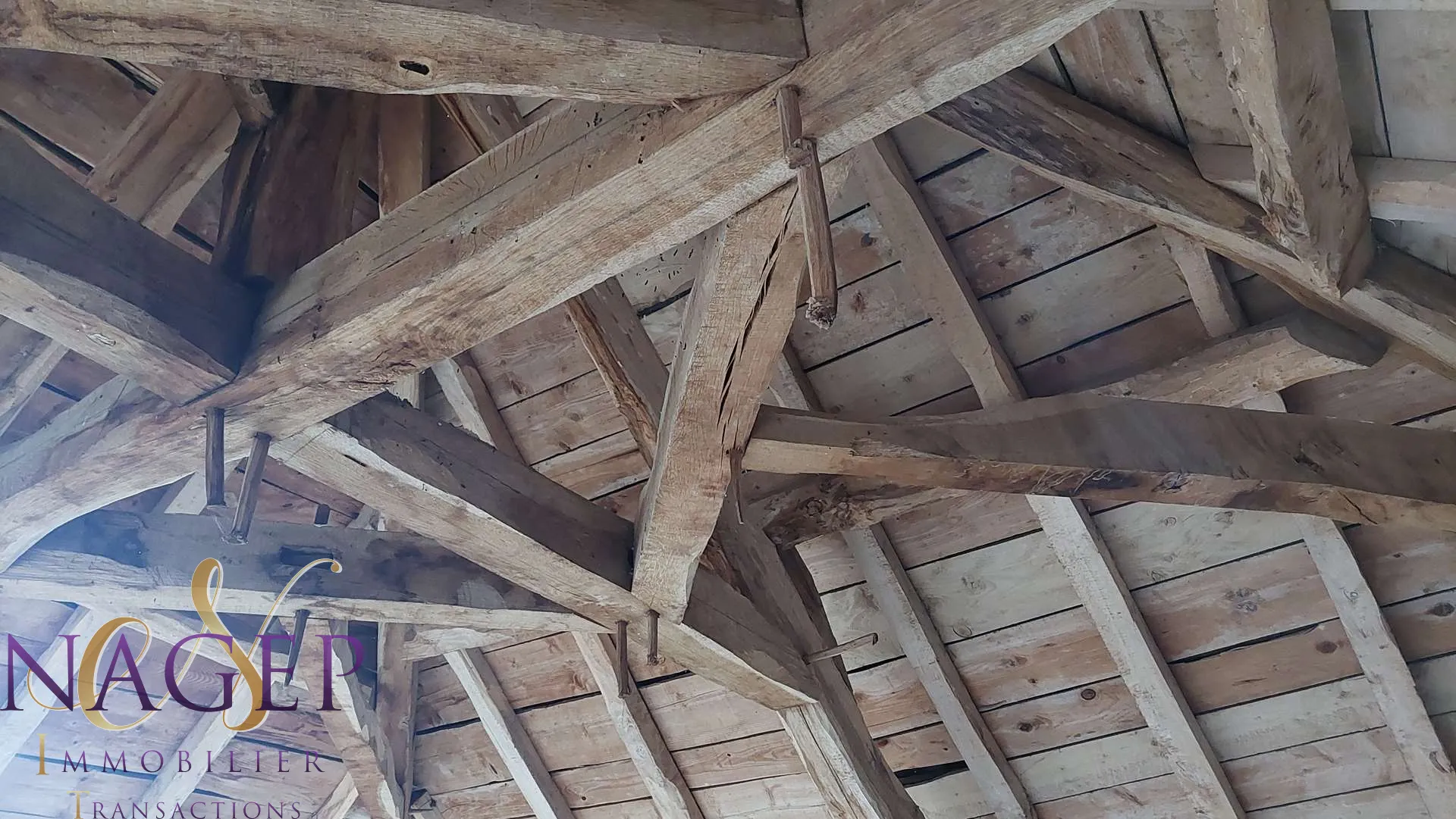 Maison en pierre avec grange et terrains à Le Mayet de Montagne 