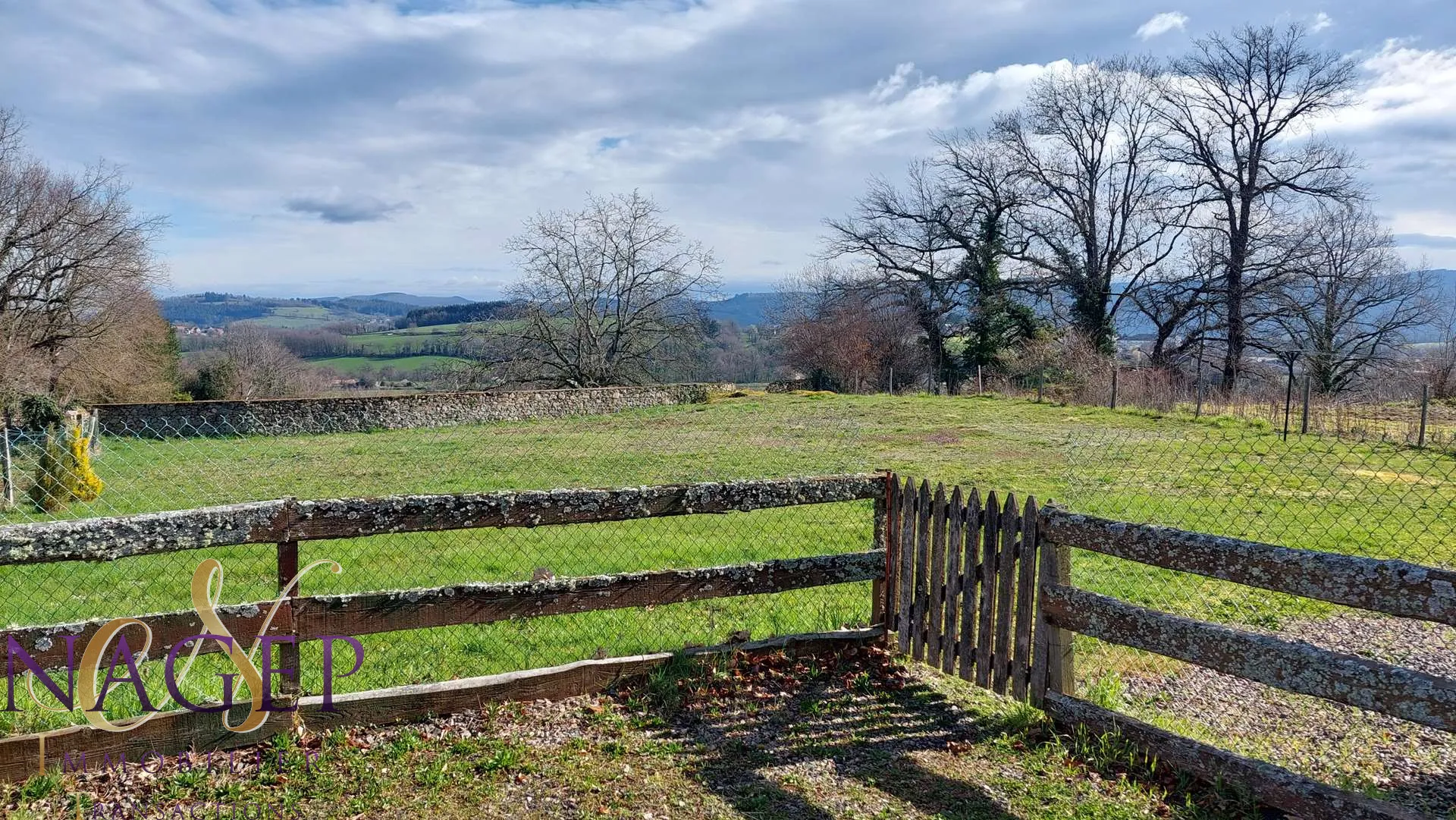 Maison en pierre avec grange et terrains à Le Mayet de Montagne 