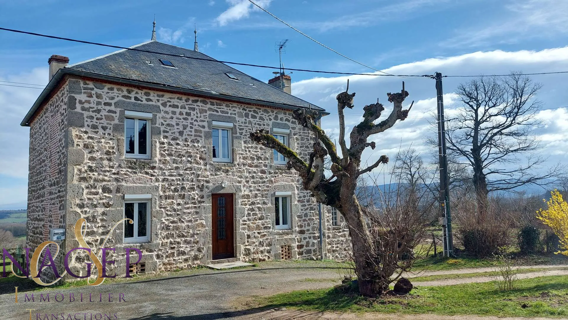 Maison en pierre avec grange et terrains à Le Mayet de Montagne 