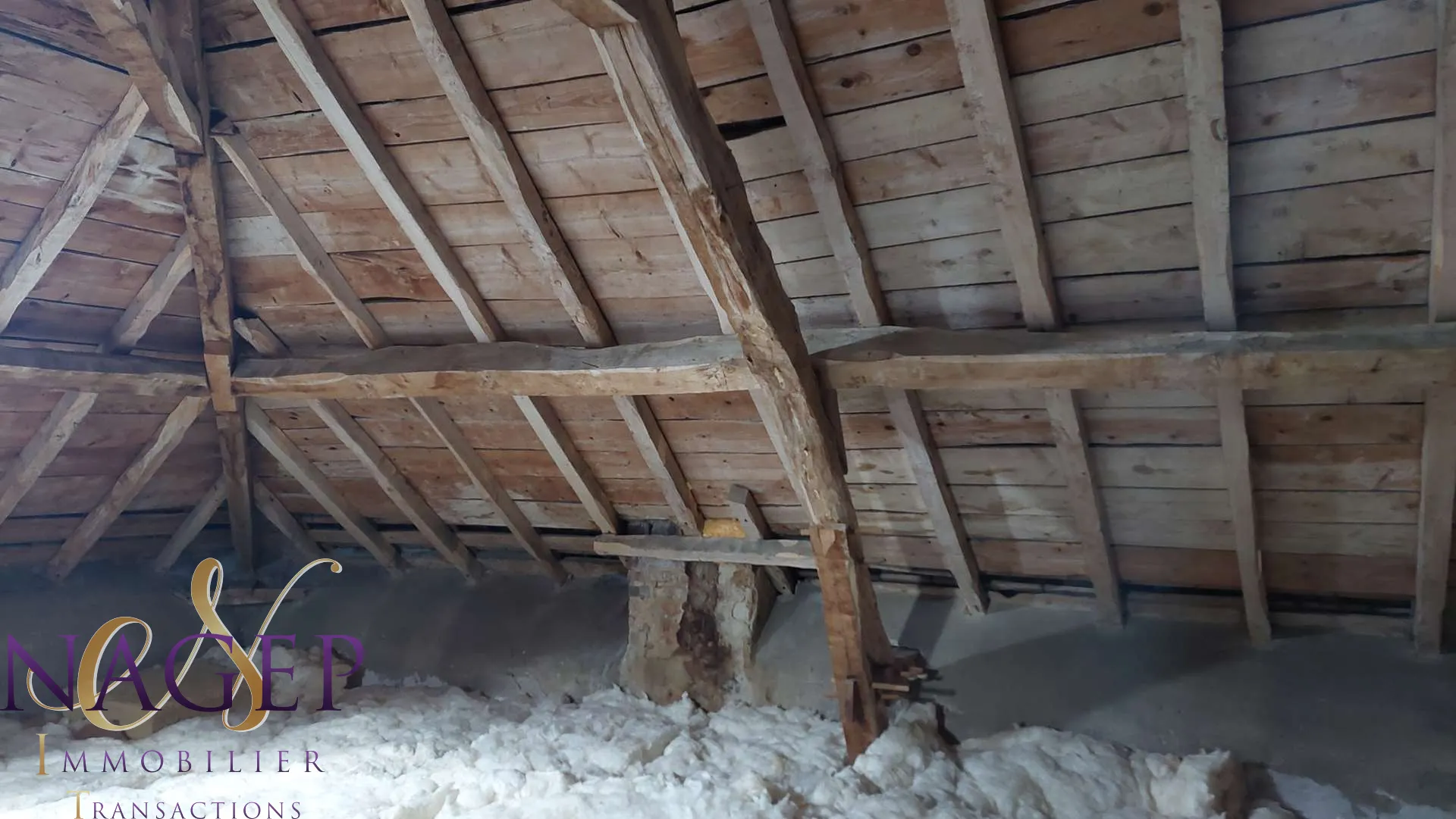 Maison en pierre avec grange et terrains à Le Mayet de Montagne 