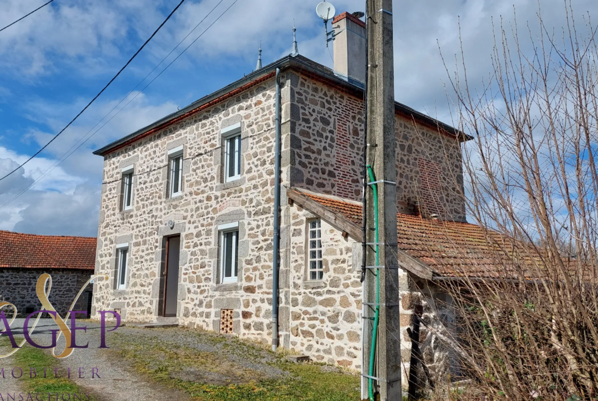 Maison en pierre avec grange et terrains à Le Mayet de Montagne 