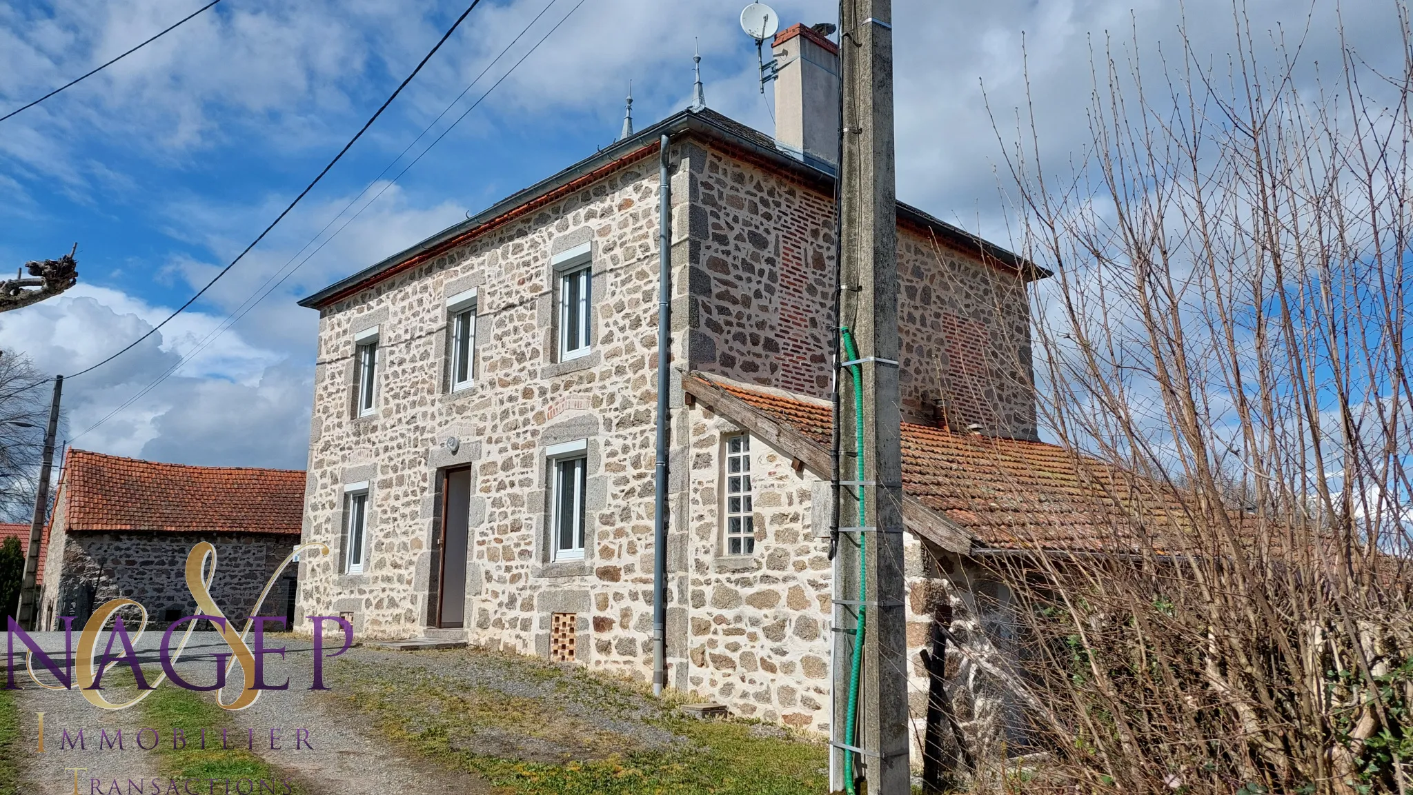 Maison en pierre avec grange et terrains à Le Mayet de Montagne 