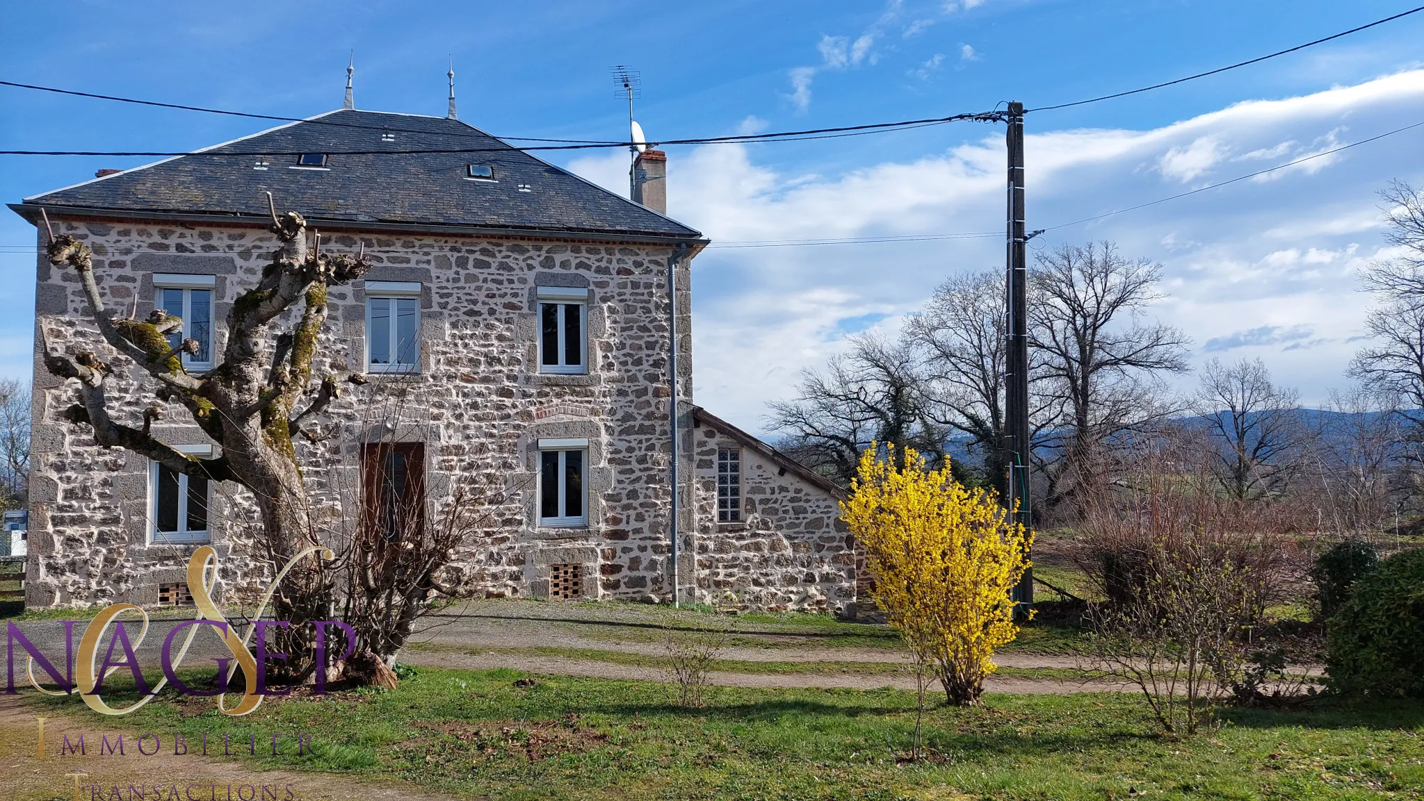 Maison en pierre avec grange et terrains à Le Mayet de Montagne 