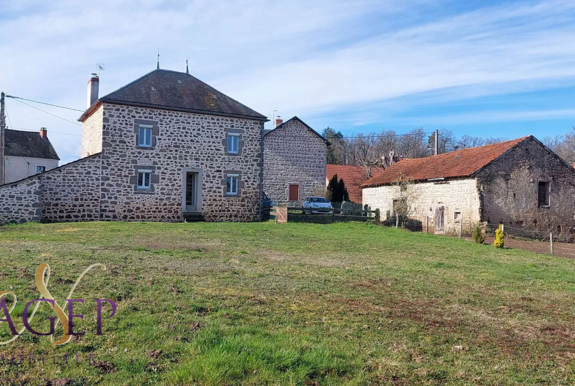 Maison en pierre avec grange et terrains à Le Mayet de Montagne 