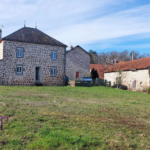 Maison en pierre avec grange et terrains à Le Mayet de Montagne