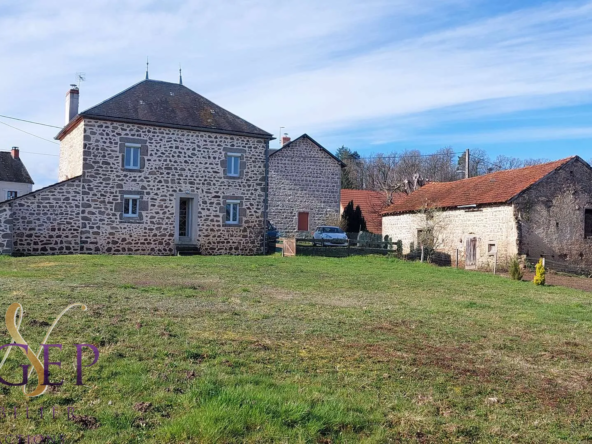 Maison en pierre avec grange et terrains à Le Mayet de Montagne