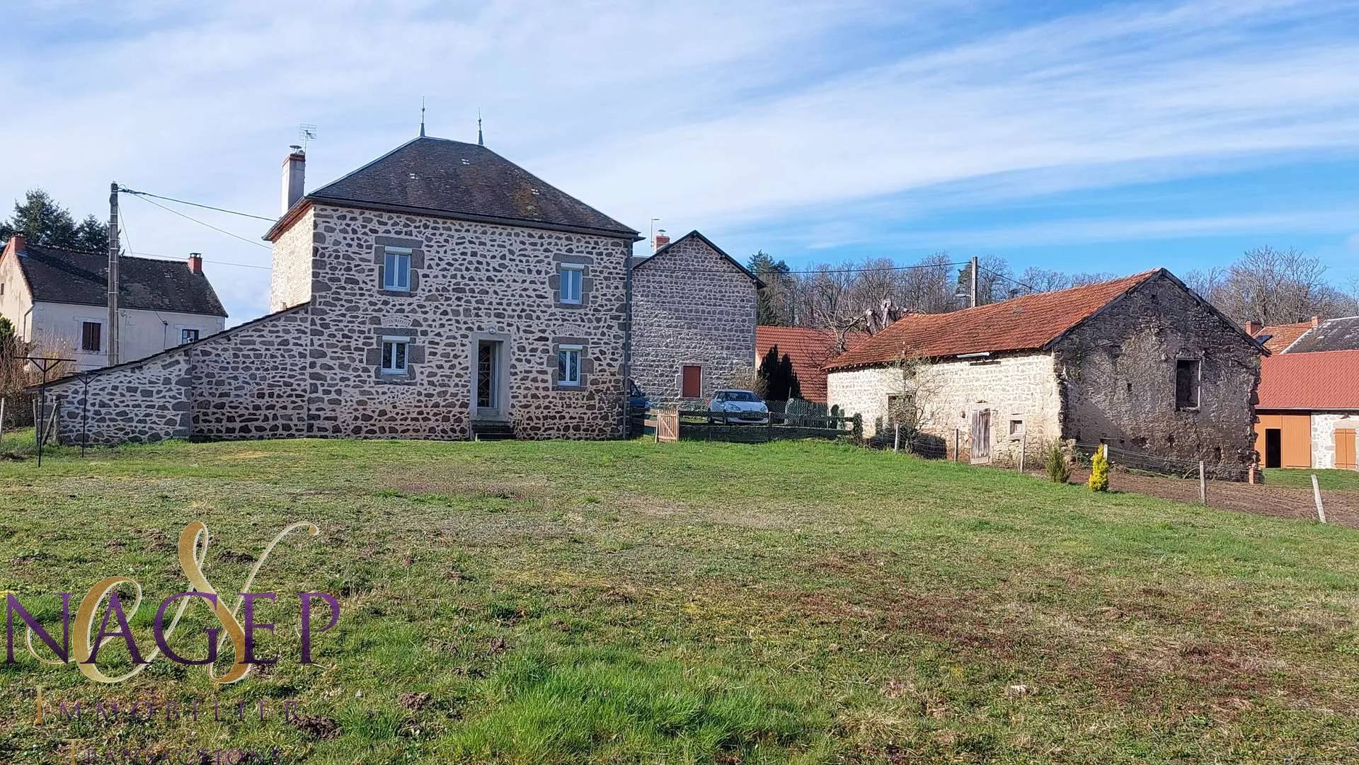 Maison en pierre avec grange et terrains à Le Mayet de Montagne 